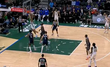 九游体育官方网站-吉昂径直杀入禁区双手暴扣，还剩3分钟雄鹿领先独行侠26分