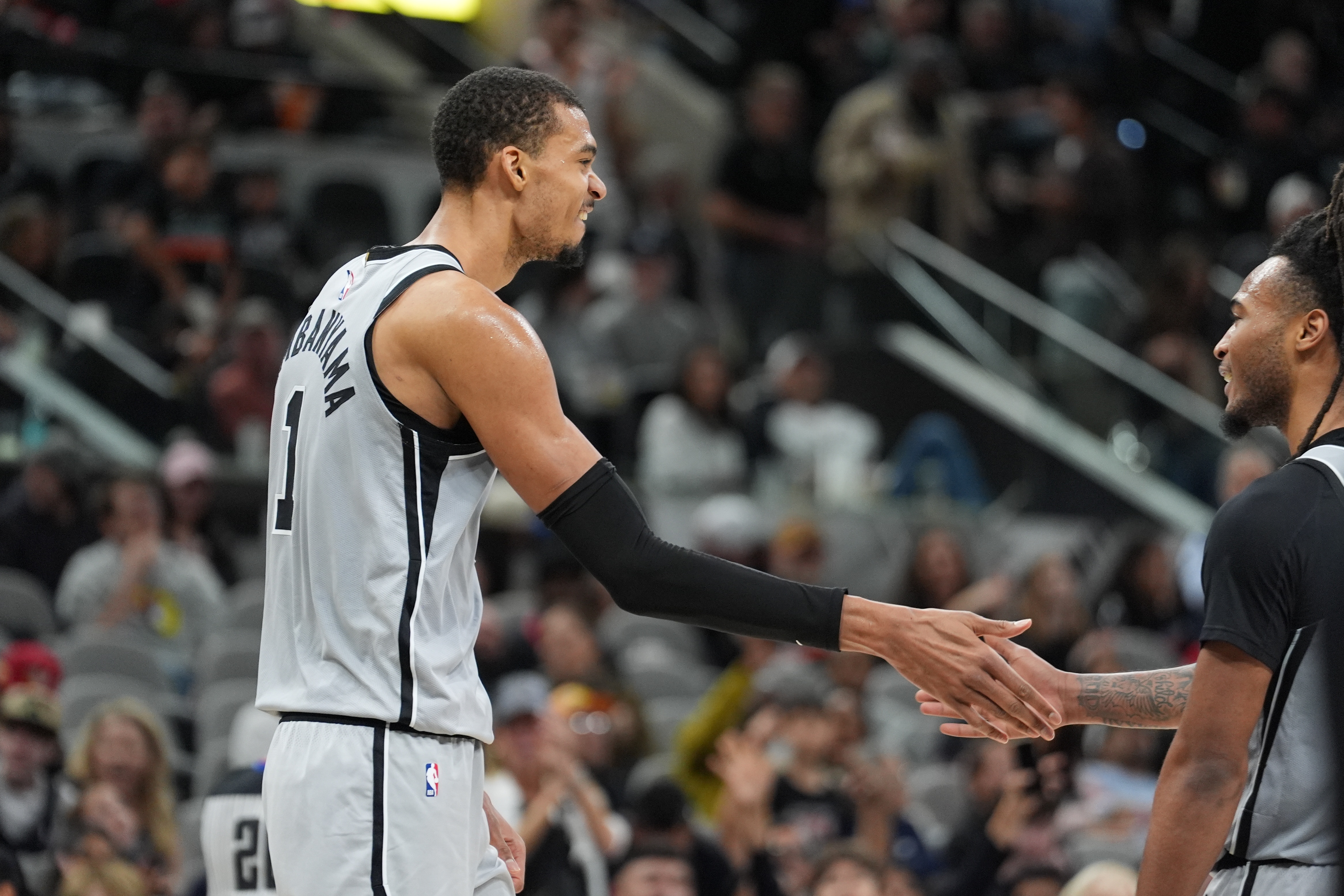 九游体育APP下载-米奇：文班移动&amp;防守站位都很好 他看起来状态很不错